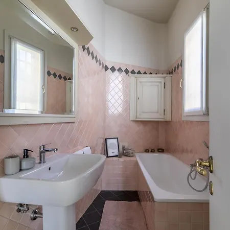 Liberty Lux House - *