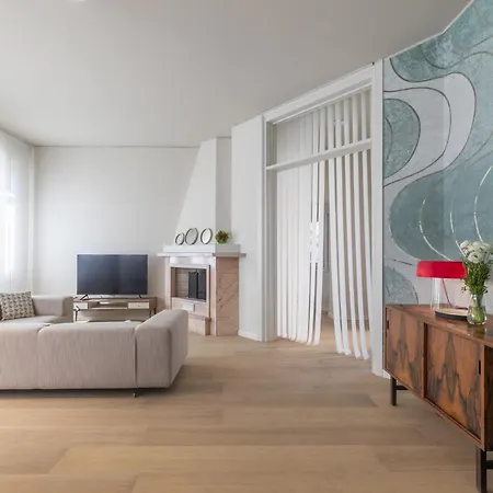 Liberty Lux House - *